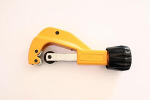Metal pipe cushion with circular blade photo