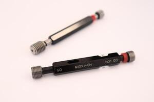 Double threaded plug for thread inspection photo