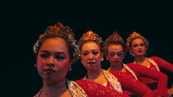 multiplo esposizione di un' donna nel tradizionale abbigliamento, veicolare movimento e culturale danza. video