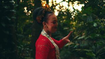 alegre mujer en tradicional atuendo bailando al aire libre con un borroso natural antecedentes. video