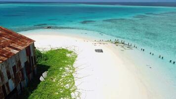 Antenne Aussicht von Gulhi Insel in der Nähe von Maafushi auf kafu Atoll. tropisch Insel mit klar Ozean und Strand, Malediven video