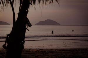 puesta de sol a lio playa, palawan, filipinas foto