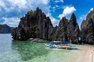 bonito tropical playa con varado filipino barcos foto