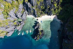 aéreo ver de diferente bangka bote, en secreto laguna. foto