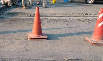 perforar la carretera equipo industria construcción trabajo máquina herramienta tecnología hormigón calle reparar pesado edificio Ingenieria martillo neumático la carretera cono la carretera trabajo pavimento la seguridad proyecto sitio trabajo mantenimiento foto