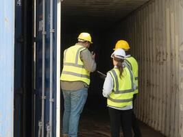 trasero persona personas humano amarillo blanco casco de seguridad casco la seguridad caminando descubrimiento envase subasta industria tecnología Envío almacén transporte almacenamiento Tienda carga fábrica tecnología muelle foto