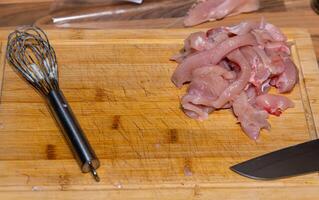 crudo carne como un preparación en el cocina foto