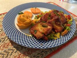 sano almuerzo con basa filete pescado frito con Pimiento y pequeño aceite. comiendo sano almuerzo . vancouver, británico Columbia, Canadá - enero foto