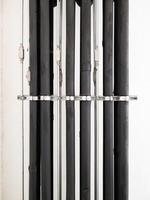 el complejo fila de el metal tubo con el negro caucho caso de el aire acondicionamiento sistema. foto
