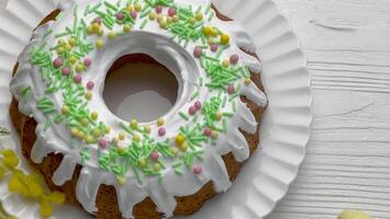 Pasqua bundt torta con Pasqua uova video