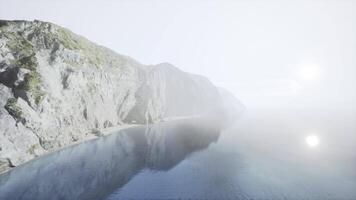 ein heiter See eingebettet unter majestätisch Berge video