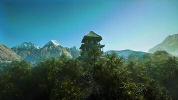 un casa en el medio de un bosque con montañas en el antecedentes video