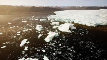 flottant icebergs dans le cristal clair des eaux video
