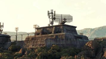 uma militares base satélite prato em uma isolado montanha pico video