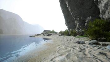 une scénique plage avec une Stupéfiant vue de une falaise et le océan video