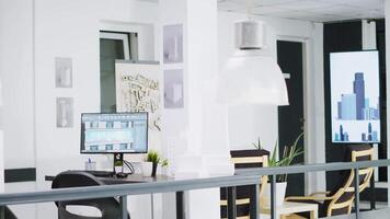 cad Modellieren System Laufen auf pc beim ein leeren Arbeitsplatz, städtebaulich Designs und Layouts auf Tisch. innovativ architektonisch kreativ Geschäft Desktops ausgestattet mit Herstellung Werkzeug. video