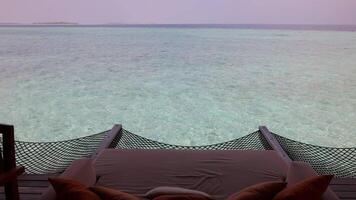 Bett mit Blick auf das Ozean im das Malediven video