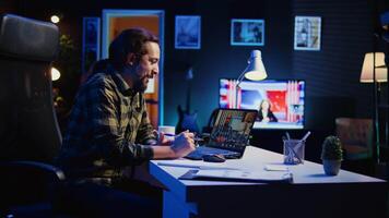 avlägsen anställd framställning Rapportera till styrelse av direktörer under företag möte på videosamtal. man arbetssätt från Hem deltar i företags- avlägsen videokonferens ringa upp, presenter projekt, kamera b video