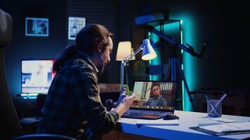 avlägsen anställd samtal chef avlägset använder sig av internet videosamtal till fråga för respons på projekt framsteg. distansarbetare i Hem kontor begärande bistånd från ledare i telefonkonferens möte, kamera b video