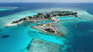 Gulhi Insel in der Nähe von Maafushi auf kafu Atoll. tropisch Insel mit klar Ozean und Strand, Malediven. Antenne Aussicht video