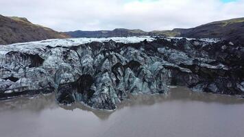 fusione ghiacciaio. strutturato roccioso pendenza nel Islanda. fuco video. video