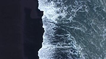 onde nel il oceano. nero sabbia. nero spiaggia. onde su il nero sabbia. il natura di Islanda. video