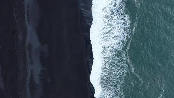 onde nel il oceano. nero sabbia. nero spiaggia. onde su il nero sabbia. il natura di Islanda. video