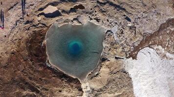farbig Geysir See im Island. vulkanisch Bereich mit heiß Wasser. video