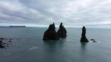 Felsen Stock aus von das Wasser. Felsen im das Wasser. Ozean und Felsen. das Natur von Island. Felsen. video