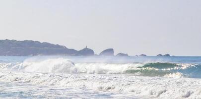 Extremadamente enormes grandes olas surfista playa la punta zicatela méxico. foto