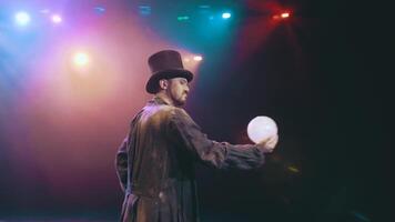 performance artiste. le personnage de le opéra Méphistophélès de le condamnation de faust des stands sur organiser. video