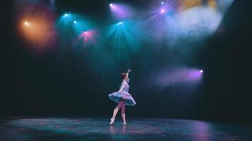ballet. agraciado bailarina bailando elementos de clásico ballet en el hermosa ligero y fumar en el fondo, 4k video