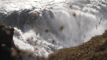 vattenfall i island i de sommar. kraftfull vattenfall. natur av island. video