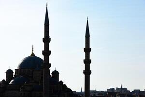 silueta de eminonu Yeni cami o nuevo mezquita. islámico o Ramadán concepto foto