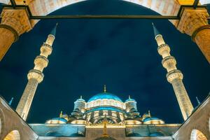 eminonu nuevo mezquita o Yeni cami ver a noche desde patio foto