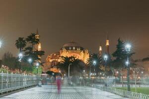 hagia Sofía o ayasofya mezquita ver con movimiento difuminar de el personas a noche foto