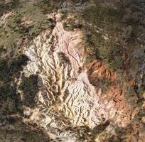 aéreo ver de rosado acantilados geológico reserva minería actividad en el tarde Diecinueveavo siglo el dramático, vistoso acantilados, heath cote, victoria, Australia. foto