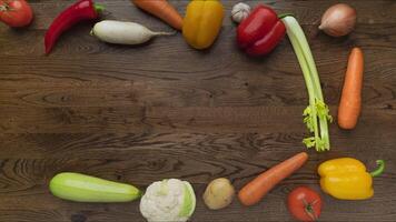 comovente legumes em cozinha mesa, de madeira fundo - Pare movimento animação, 4k, Lugar, colocar para título video