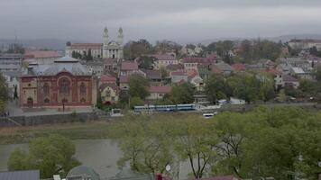 aéreo Visão do cidade uzhhorod dentro inverno, 4k video