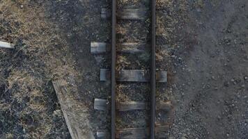 fuco volo al di sopra di un vecchio stretto valutare ferrovia. aereo Visualizza di il Ferrovia traccia video