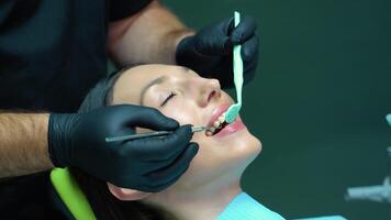 mujer teniendo dientes examinado a dentista video