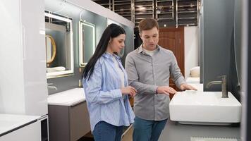 Pareja elige mueble para baño en comercio, hardware Tienda compras video