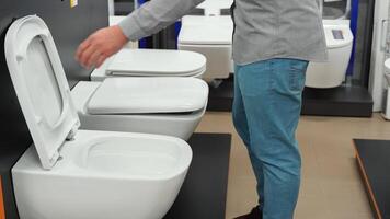 une homme choisir Accueil toilette dans boutique video