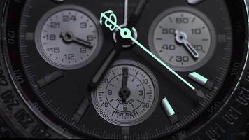 luxe horloge, chronograaf detailopname. kijk maar macro. detail van een luxe horloge. chronograaf detail macro video