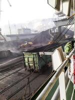 carga industrial puerto, Puerto grúas cargando de antracita. transporte de carbón. montón de carbón foto