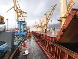 ver de el mar y ciudad playa desde el Puerto muelle. industrial correos foto