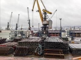 el metal varillas doblada en el Puerto sitio para exportar. temporal almacenamiento en el Puerto de crudo materiales Puerto carga y grúas foto