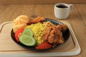 nasi kuning ayam goreng foto