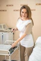 dermatólogo cirujano mujer con electrocoagulador en el operando habitación a el hospital. alto calidad foto