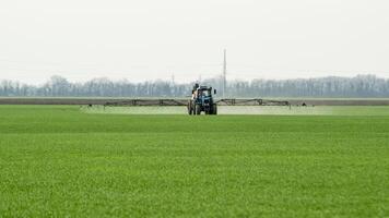 tractor con un rociar dispositivo para finamente disperso fertilizante. foto